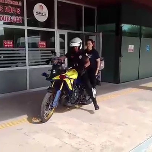 Denizli'de polisler kimlik sorunu yaşayan öğrencileri sınava son anda yetiş...