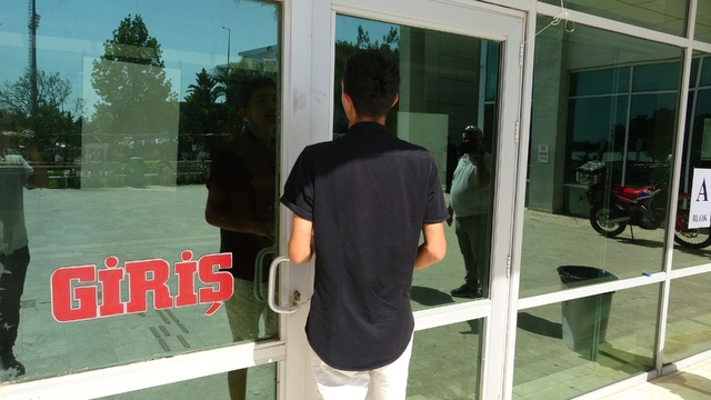 Sınavı saniyelerle kaçırdı, denemedik kapı bırakmadı
Sınava gireceği fakültenin kapısına iki kez gelen genç, diğer bloktaki kapıdan girmeye çalışsa da başarılı olamadı
YKS'ye yine takılar damga vurdu, küpe ve kolyesini çıkartabilenler son anda içeri girdi
Sınavı saniyelerle kaçıran genç: "Araba park ediyordum"