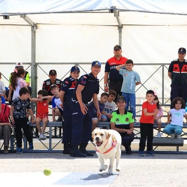 Sinop jandarması minik misafirlerini ağırladı