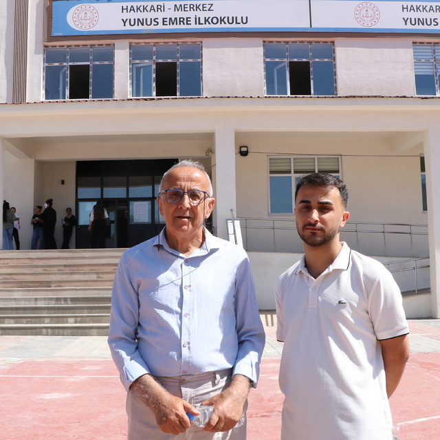 Hakkari'de emekli öğretmen oğluyla YKS heyecanı yaşadı
