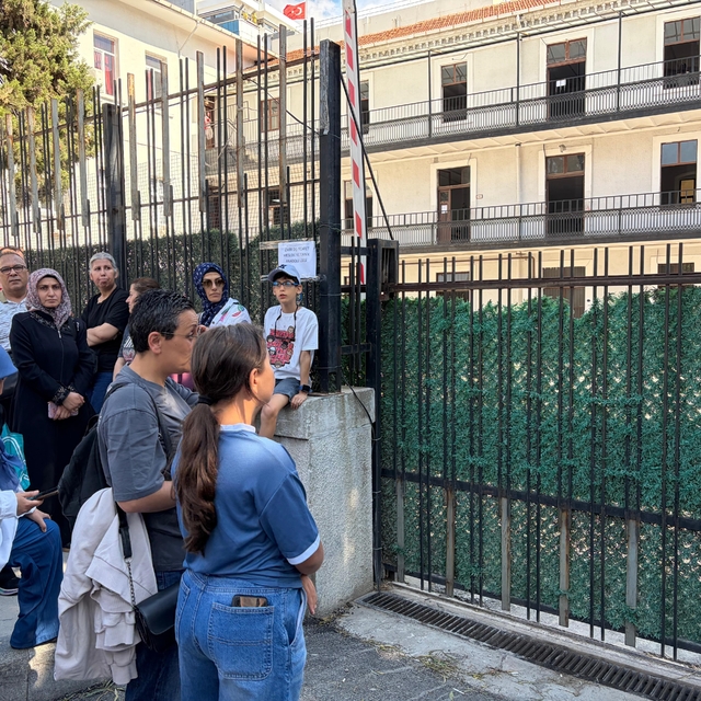 İzmir'de YKS heyecanı: Dış kapı demirlerinden atlayıp sınava girmeye çalışt...
