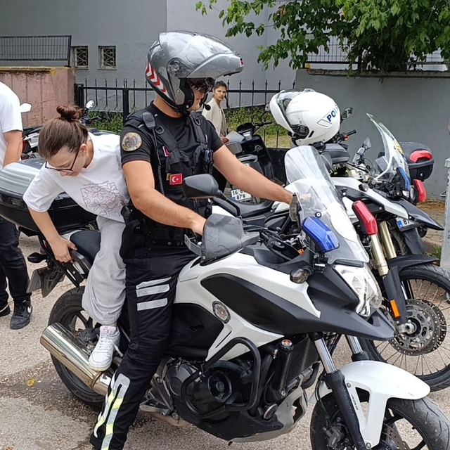 Bursa'da yanlış okula gelen adayların yardımına polis koştu