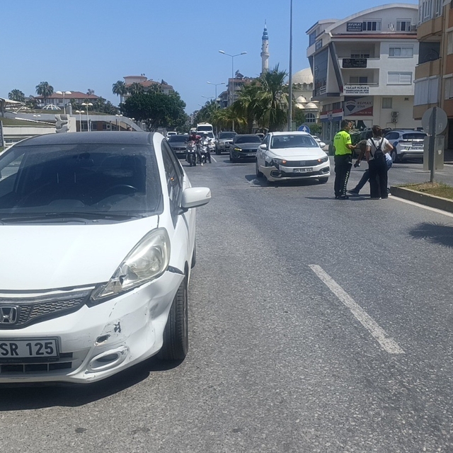 Antalya'da iki otomobil çarpıştı: 2 yaralı