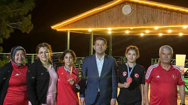 Genç güreşçiler Feke'nin gururu oldu