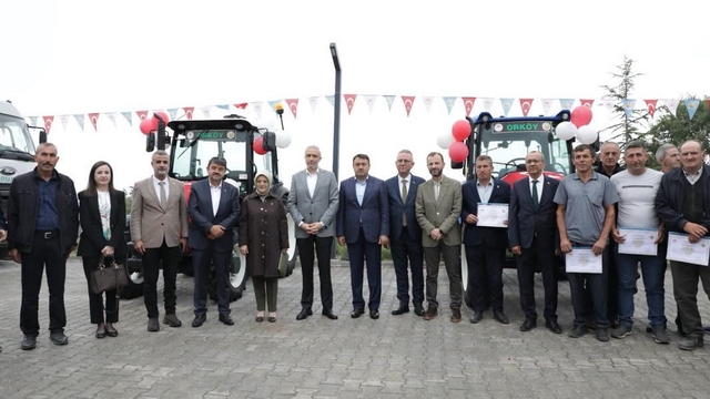 Kütahya'da hem üretime hem yangınla mücadeleye destek
Orman yangınlarıyla mücadelede etkinliğin artırılması ve kırsal kalkınmanın desteklenmesi amacıyla Orman ve Köy İlişkileri (ORKÖY) destekleri kapsamında temin edilen su tankerleri ile traktörler hak sahiplerine teslim edildi