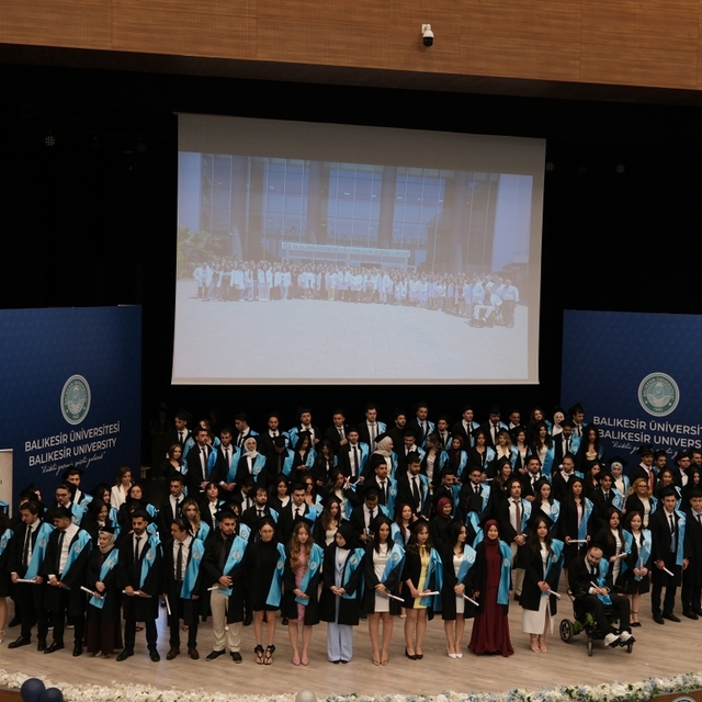 Balıkesir Üniversitesi Tıp Fakültesinde mezuniyet heyecanı
