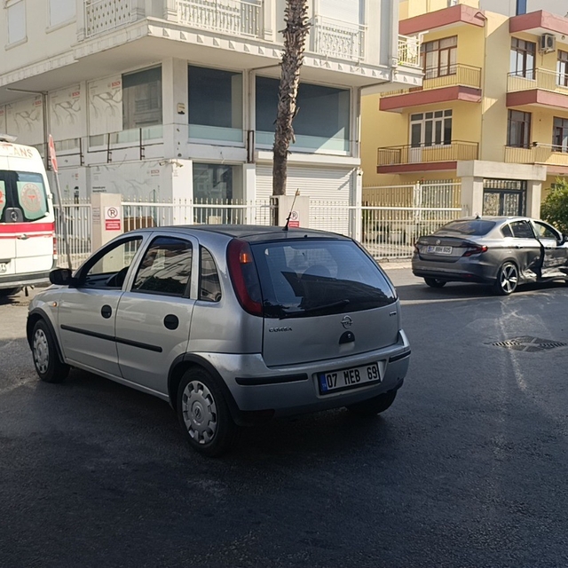 Otomobiller çarpıştı, kaza anı kameraya yansıdı
