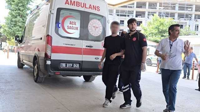 Sınavda rahatsızlanan genç ambulansla hastaneye sevk edildi