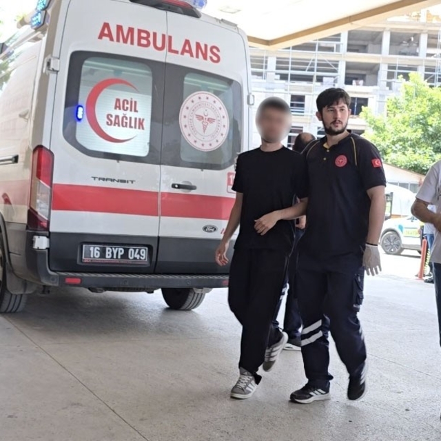 Sınavda rahatsızlanan genç ambulansla hastaneye sevk edildi