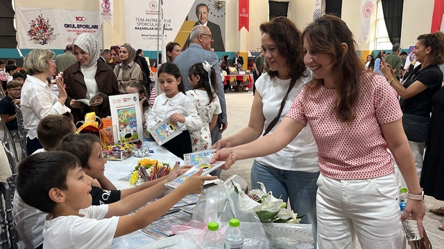 MEB öncülüğündeki proje ile minik yazarlar, imza günü düzenledi