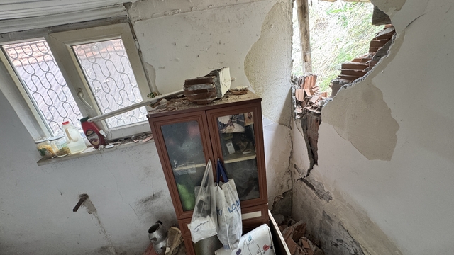 Heyelanda kaya parçalarının isabet ettiği ev hasar gördü