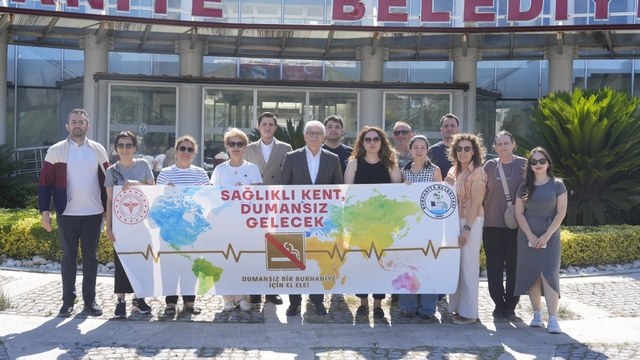 Burhaniye'de bağımlılıkla mücadelede farkındalık afişleri tanıtıldı
