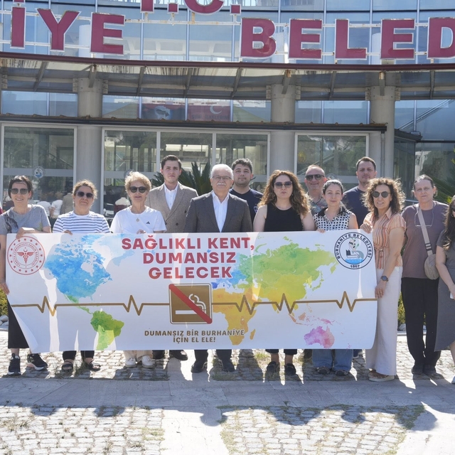 Burhaniye'de bağımlılıkla mücadelede farkındalık afişleri tanıtıldı