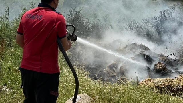 Boş arazideki atık samanlar alev aldı