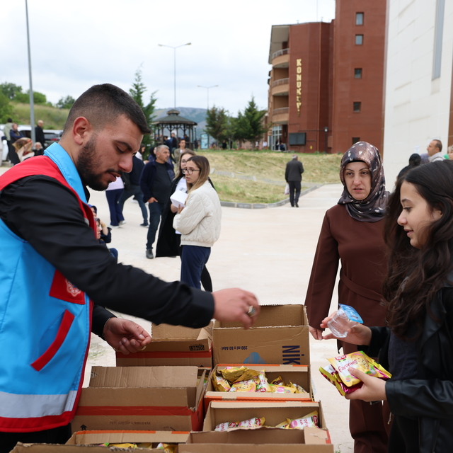 Tokat Belediyesi çocukları YKS'ye giren ailelere ikramda bulundu