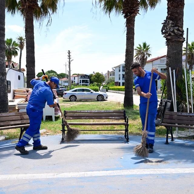 Kuşadası'nda sahil ve yürüyüş yollarında kapsamlı bakım çalışması