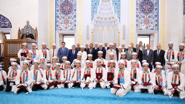 Rektör Özölçer, Hafızlık İcazet Merasimi'nde genç hafızların sevincine ortak oldu