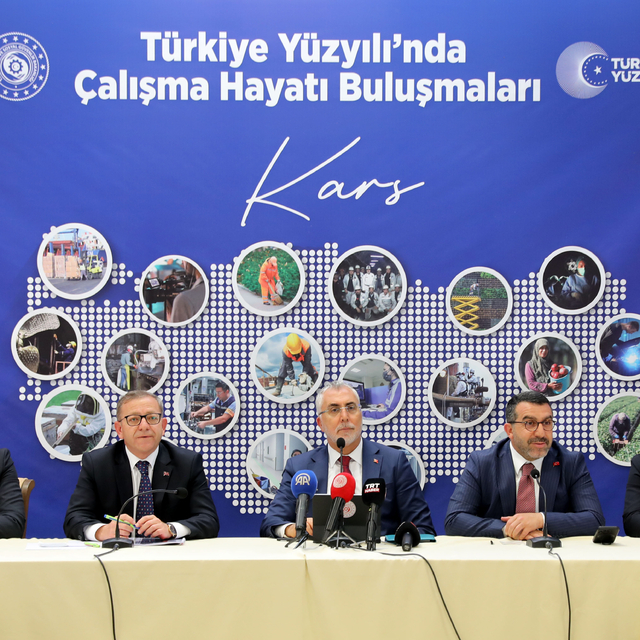 Bakan Işıkhan, Kars'ta "Türkiye Yüzyılı'nda Çalışma Hayatı Buluşmaları"nda...