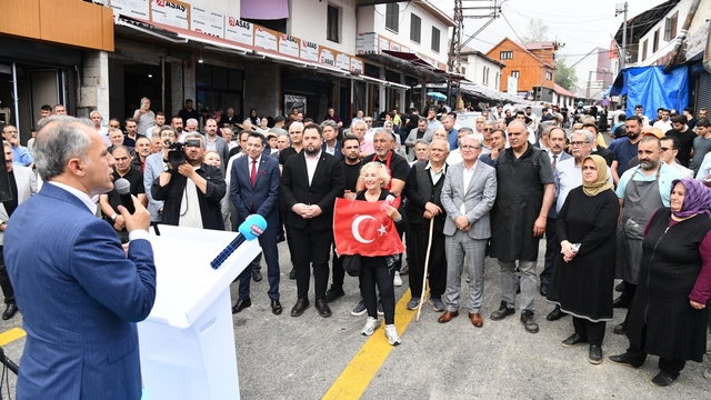Zorkun Yaylası'nda tamamlanan yol törenle açıldı
Hizmetlerden memnun kalan vatandaşlar, yanlarında getirdikleri koçu kesmek istedi
Başkan Çenet, "Kurbandan yeni çıktık" diyerek isteği kabul etmeyince koç kesilmedi