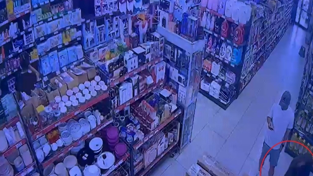 Zincir marketten televizyon çalan şüphelinin yakalandığı anlar kamerada