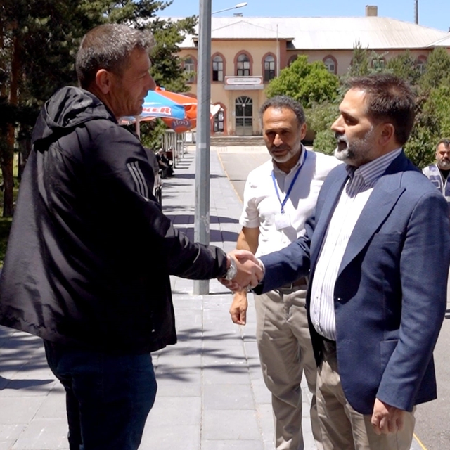 Başkan Uçar, sınav heyecanı yaşayan ailelerin heyecanına ortak oldu