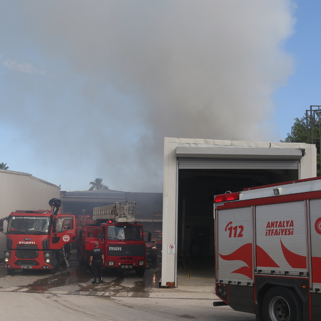 Araç tamir ve bakım servisinde yangın (2)