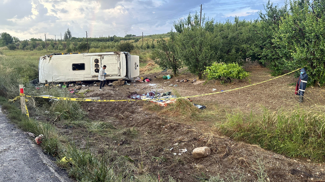 Tur midibüsü şarampole devrildi: 4 ölü, 26 yaralı