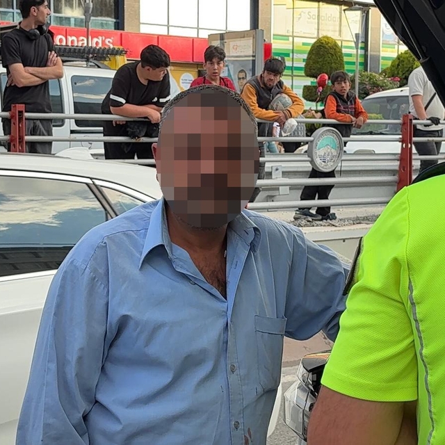 Otomobilin çarptığı refüjden kopan taşlar tramvaydan içeri girdi: 4 yolcu y...