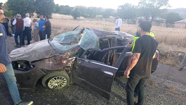 Diyarbakır'da takla atan otmobildeki anne ve oğllu öldü, 4 kişi yaralandı