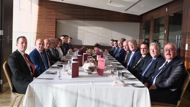 TBMM Başkanvekili Adan İzmir'de iş dünyası temsilcileriyle bir araya geldi
