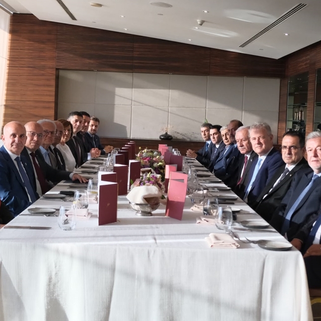 TBMM Başkanvekili Adan İzmir'de iş dünyası temsilcileriyle bir araya geldi