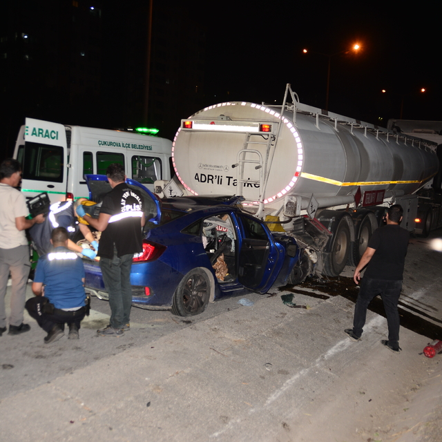 Adana'da tankerle çarpışan otomobildeki baba öldü, 2 çocuğu yaralandı