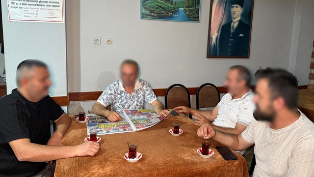 Kahvehane müdavimlerine Yargıtay'dan kötü haber
Kahvehanede çok zaman geçirmek boşanma sebebi
Vatandaşlara soruldu, görüşler ikiye bölündü