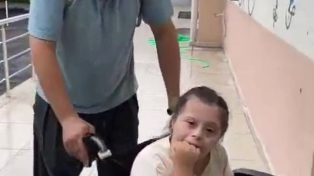 Her gün özel kızını okula getiren babaya duygulandıran sürpriz