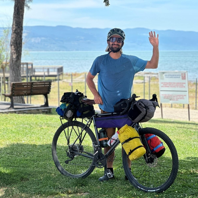 Dağda bacakları kırılan Yeni Zelandalı kayak devriyesi, tedavi sonrası bisi...