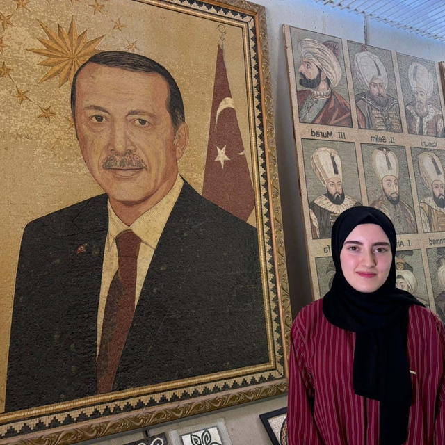 Suriyeli sanatçılar, 100 bin mozaikle Cumhurbaşkanı Erdoğan'ın portresini y...