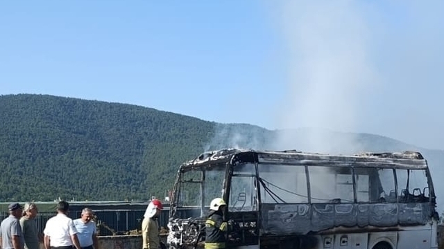 Muğla'da servis minibüsünde çıkan yangın hasara neden oldu