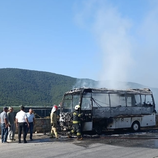 Muğla'da servis minibüsünde çıkan yangın hasara neden oldu
