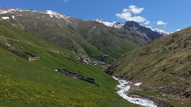 Kaçkarlar'da zirveler bembeyaz, yaylalar rengarenk