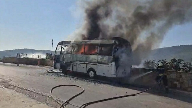 Muğla'da minibüs alev alev yandı