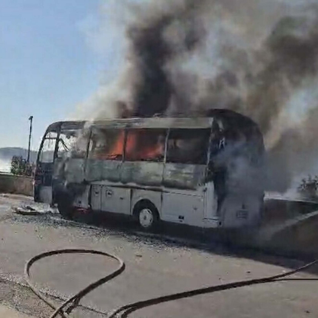 Muğla'da minibüs alev alev yandı