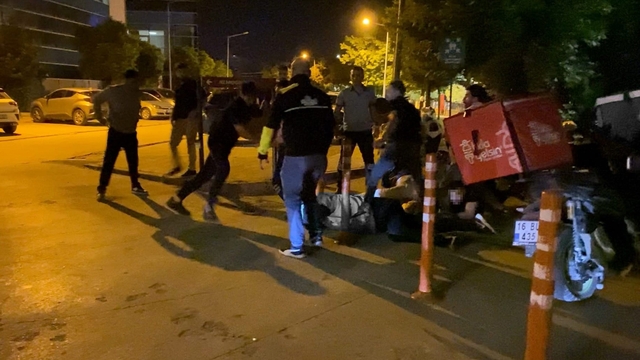 Sokak ringe döndü, yumruklar havada uçuştu
Kavga anı kamerada: 10 gözaltı