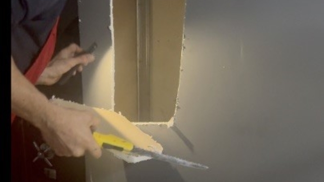 Duvar boşluğunda 3 gün mahsur kalan kediyi iş yeri sahibi kurtardı