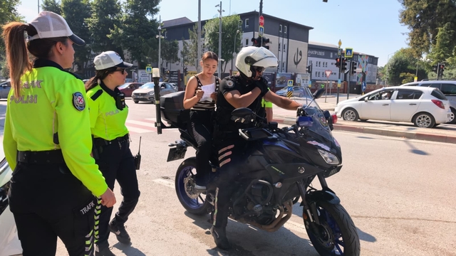 Kimliğini evde unutan adayı, motosikletli trafik polisi yetiştirdi
