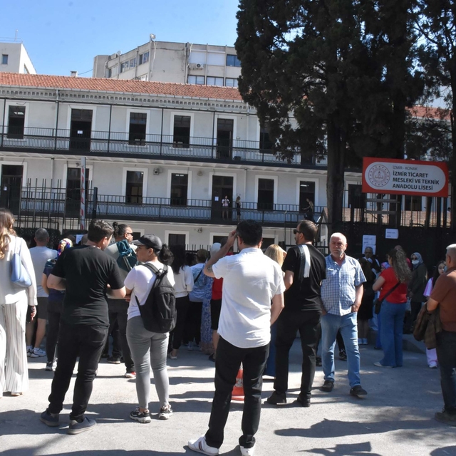 İzmir'de AYT heyecanı; veliler okul önlerinde bekleyişte
