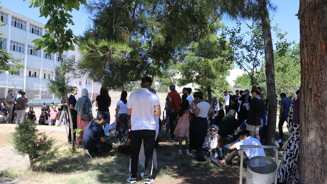 Diyarbakır'da AYT heyecanı; aileler okul önlerinde bekledi