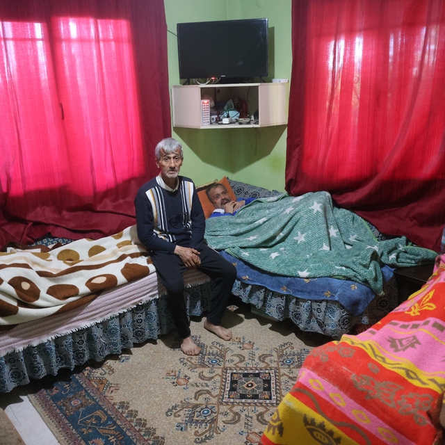Yatalak anne ve babasıyla birlikte zihinsel engelli kardeşine umut olan hay...