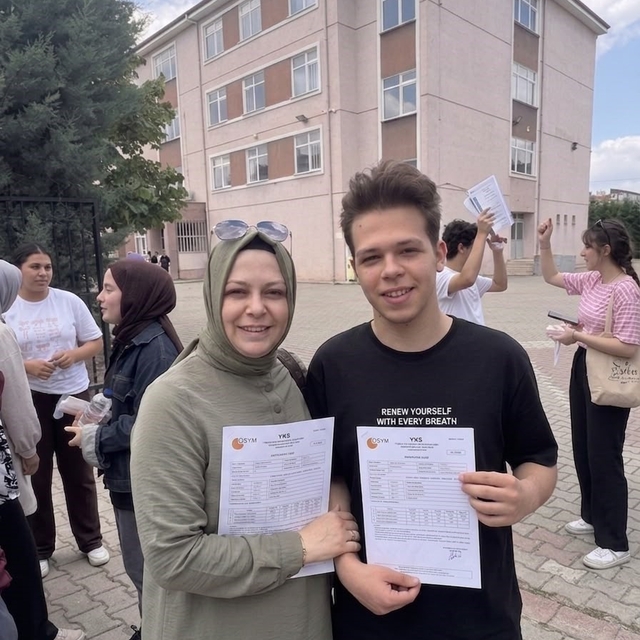 YKS'ye anne-oğul aynı okulda girdi