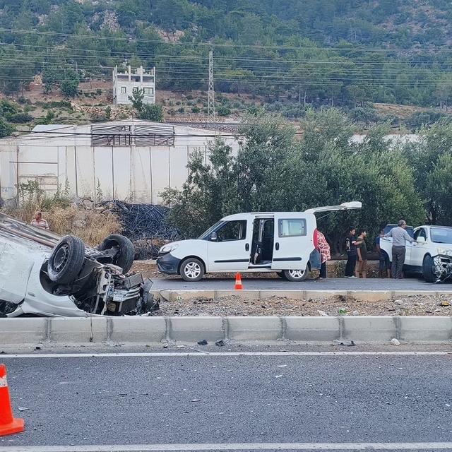 Mersin'de kaza yapan otomobil takla attı: 2 yaralı
Kaza anı kamerada