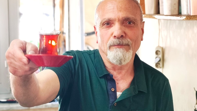 Çay demlerken şiir yazıyor: 40 yıllık çaycı şiirleriyle gönül ısıtıyor